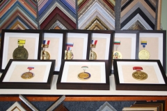 коробочки для медалей из деревянного багета с паспарту безбликовым музейным стеклом